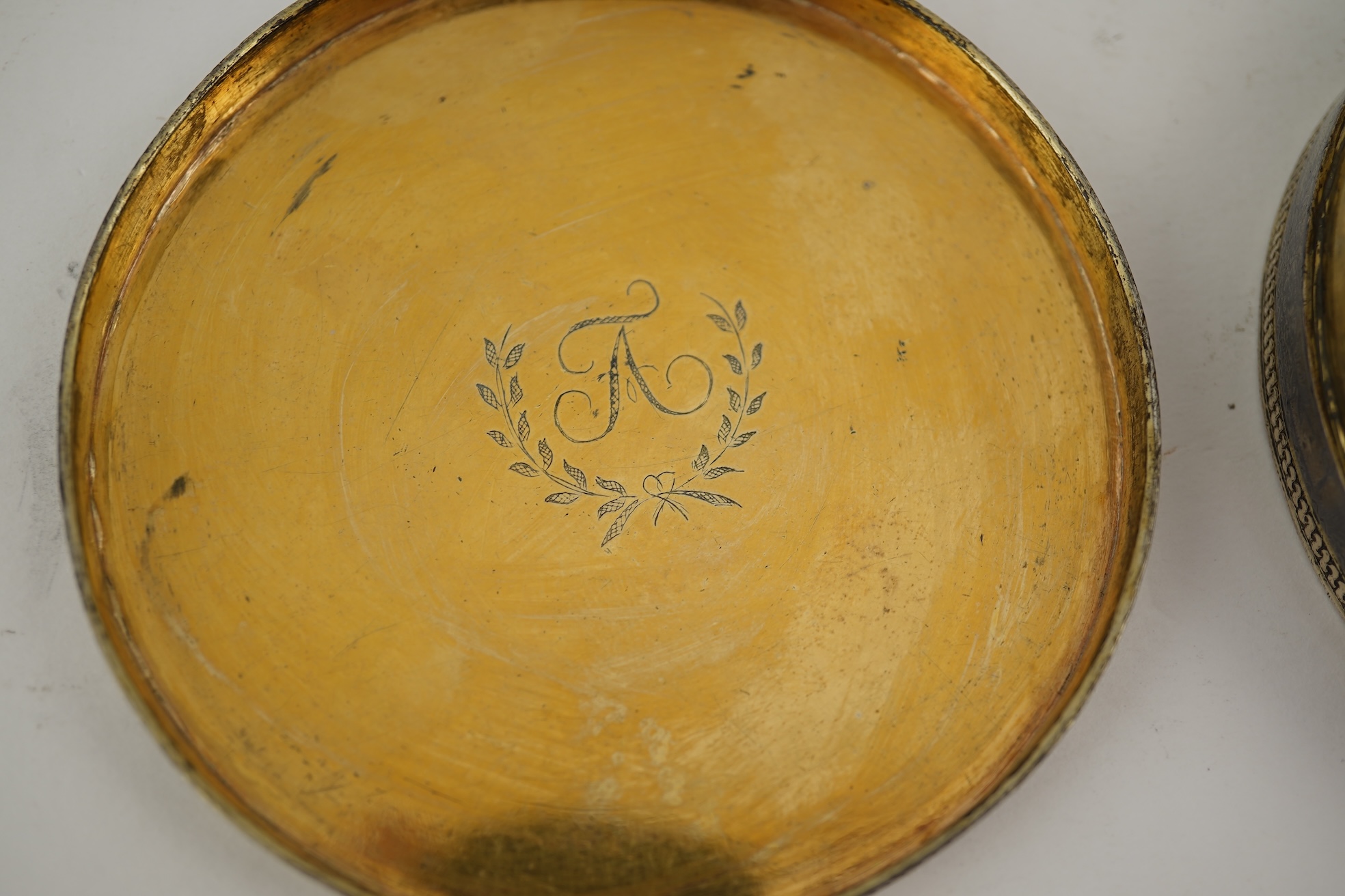 An early 19th century Russian 84 zolotnik and niello circular box and cover, assay master probably Alexei Torlov, Veliki Oustioug, 180?